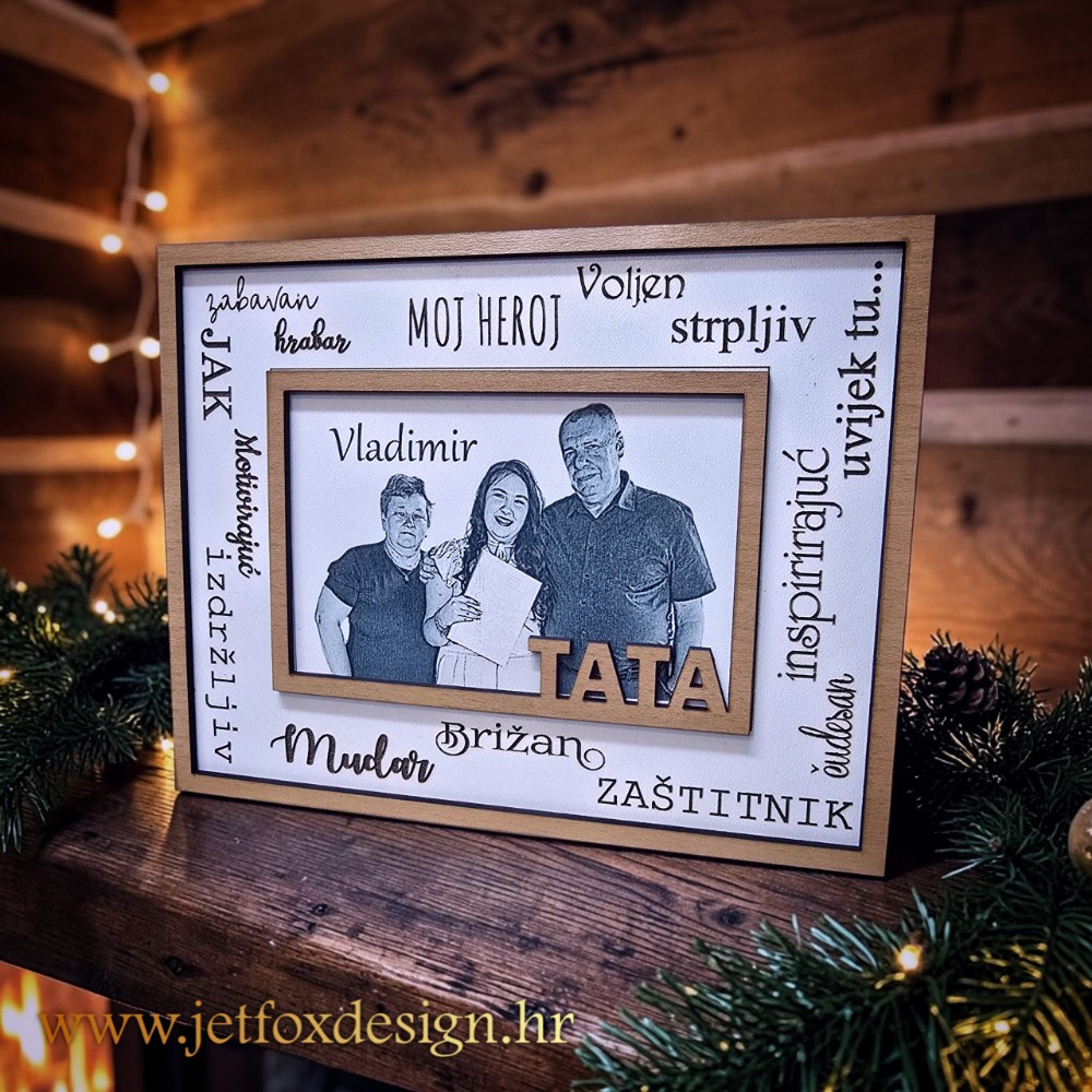 Personalizirani drveni okvir za tatu s graviranom fotografijom, imenom i riječima koje opisuju najboljeg tatu.