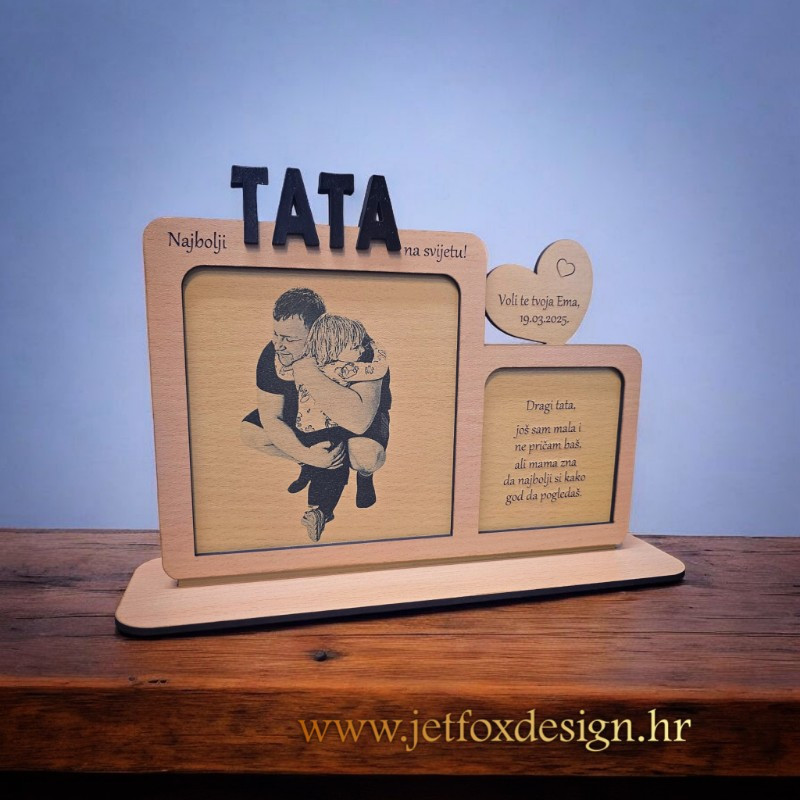 Elegantni poklon za oca s tekstom "Volimo te, tata", uz fotografiju i imena – trajna uspomena na ljubav.
