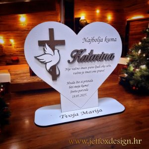 Personalizirana dekoracija za kuma ili kumu za Prvu pričest sa srcem i golubicom – što pokloniti kumi ili kumu kao trajnu uspomenu?