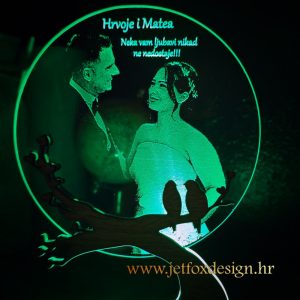 Personalizirana akrilna lampa s fotografijom mladenaca i imenima, savršen poklon za godišnjicu braka s emocionalnim dodirom.