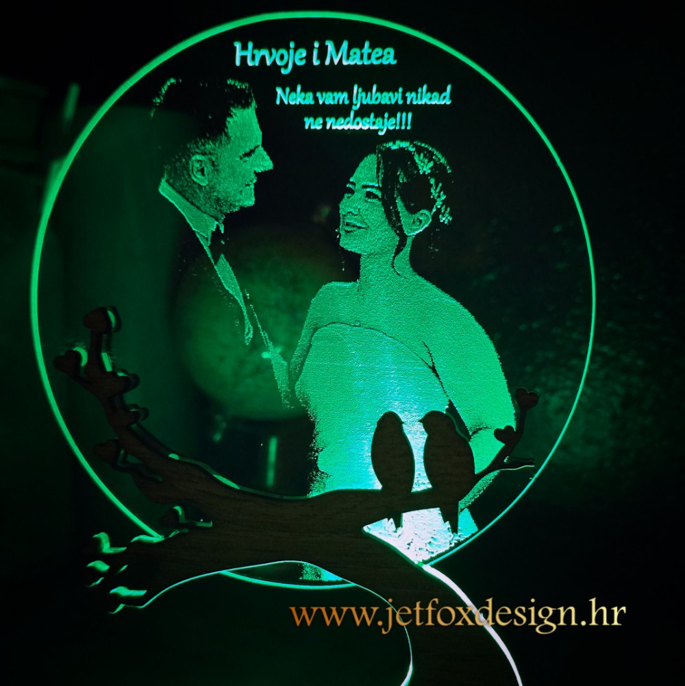 Personalizirana akrilna lampa s fotografijom mladenaca i imenima, savršen poklon za godišnjicu braka s emocionalnim dodirom.