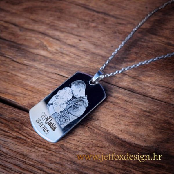 Unikatna kvadratna ogrlica s ugraviranom fotografijom djeteta i personaliziranom porukom na stražnjoj strani.