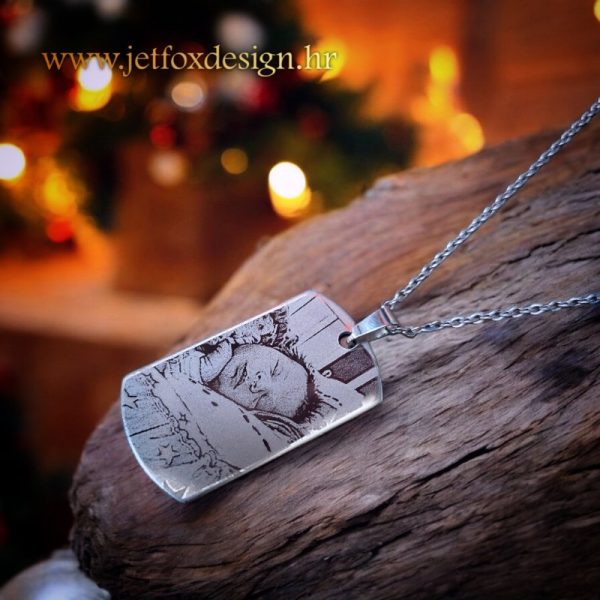 Elegantna personalizirana ogrlica od nehrđajućeg čelika s fotografijom djeteta i gravurom teksta na stražnjoj strani.