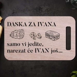Personalizirana drvena daska za meso s motivima suhomesnatih delicija i tekstom po želji, idealna za ljubitelje suhog mesa.