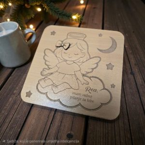 personalizirana drvena pitalica s motivom anđela i imenom, idealna za pitanje kumovima