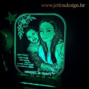 Personalizirana LED akrilna lampa s fotografijom i gravurom, izrađena od prozirnog akrila kao jedinstvena uspomena. Što pokloniti voljenoj osobi za rođendan?
