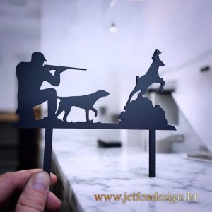 Unikatni topper za tortu s motivom lovca s puškom, psa i jelena, idealan za rođendane i proslave ljubitelja lova.