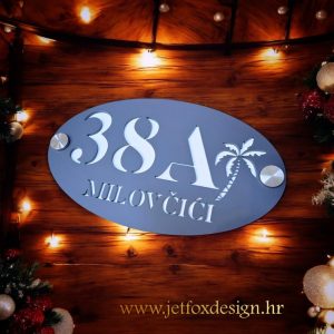 Elegantna pločica ovalnog oblika s brojem i stiliziranom palmom, savršen izbor za kuće za odmor.