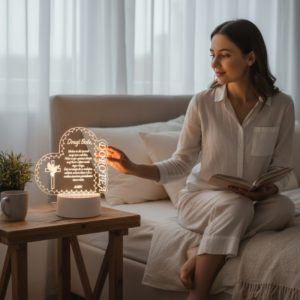 Svjetleća akrilna lampa s personaliziranim imenom i tekstom, trajna uspomena na sakramentalni dan.