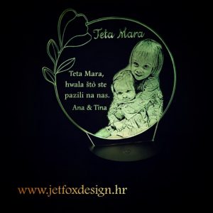 Personalizirana akrilna LED lampa za učiteljicu s imenima djece – što pokloniti učiteljici da ostane trajna uspomena?