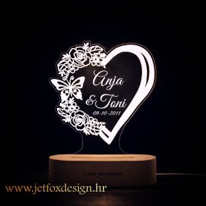 Akrilna lampa u obliku srca s leptirom i personaliziranim imenima mladenaca – tražite li romantičan i trajan poklon za vjenčanje?