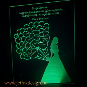 Akrilna lampa za mladenku s imenima djeveruša u obliku srčanih balona, prikazana kao personalizirani poklon na vjenčanju.