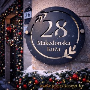 Moderan akrilni kućni broj s brojem i imenom ulice, ukrašen granama masline – želite li da vaša kuća izgleda uredno i profinjeno?
