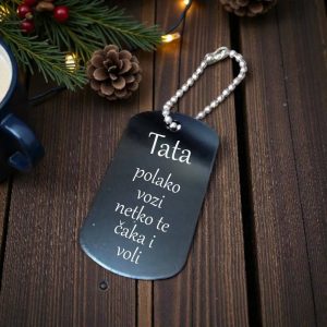 Aluminijski privjesak u crnoj boji s personaliziranim imenom i tekstom, unikatan poklon za svakodnevnu upotrebu.