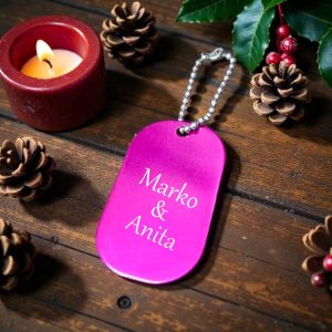 Aluminijski privjesak plave boje s personaliziranim imenom i tekstom, moderan i unikatan poklon.