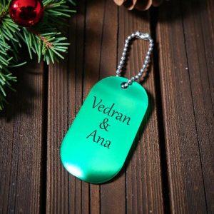 Zlatni aluminijski privjesak s personaliziranim imenom i tekstom, elegantan i unikatan poklon.