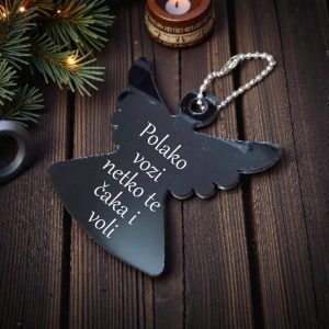 Personalizirani anđeo privjesak za retrovizor s fotografijom i porukom, uspomena koja prati svaku vožnju.