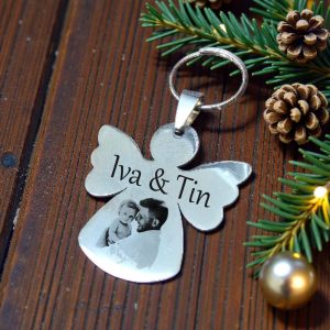 Čelični privjesak u obliku anđela s fotografijom i personaliziranim tekstom, emotivan poklon s posebnom porukom.