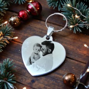 Čelični privjesak u obliku srca s fotografijom i imenima, personalizirani poklon s emotivnom porukom.