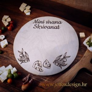 Drvena daska za kuhanje s ugraviranim motivom sira i masline – tražiš li praktičan i lijep poklon za kuhinju?