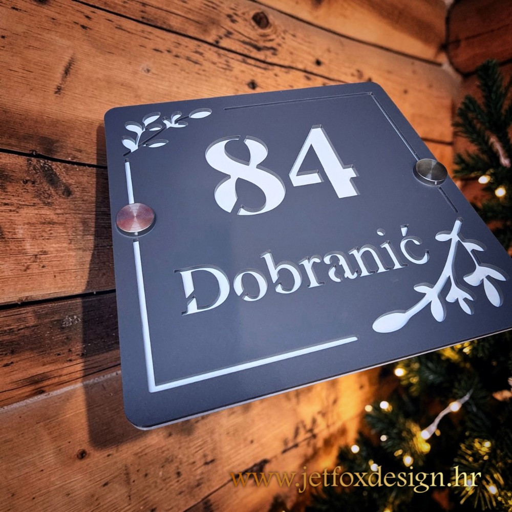 DELUX personalizirani kućni broj s brojem i prezimenom, modernog dizajna i vrhunske izrade za vanjsku montažu. Želite personalizirani kućni broj koji ostavlja odličan prvi dojam?