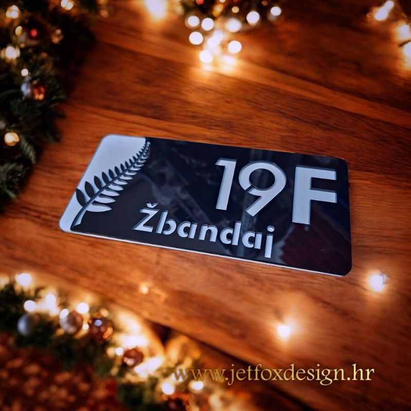 Kućni broj u elegantnom dizajnu, s imenom ulice ispod broja, izrađen za sofisticirana pročelja.