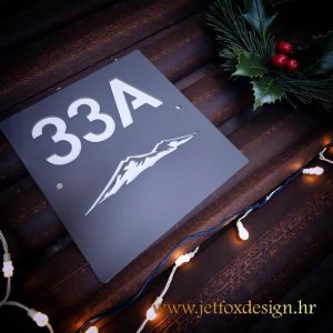 Dizajnerski kućni broj velikog formata s prilagodljivim motivima i personaliziranim tekstom.