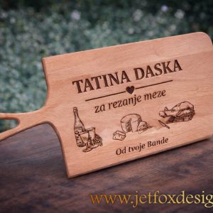 Drvena daska za rezanje meze s natpisom Tatina daska i posvetom – što pokloniti tati za rođendan ili Dan očeva