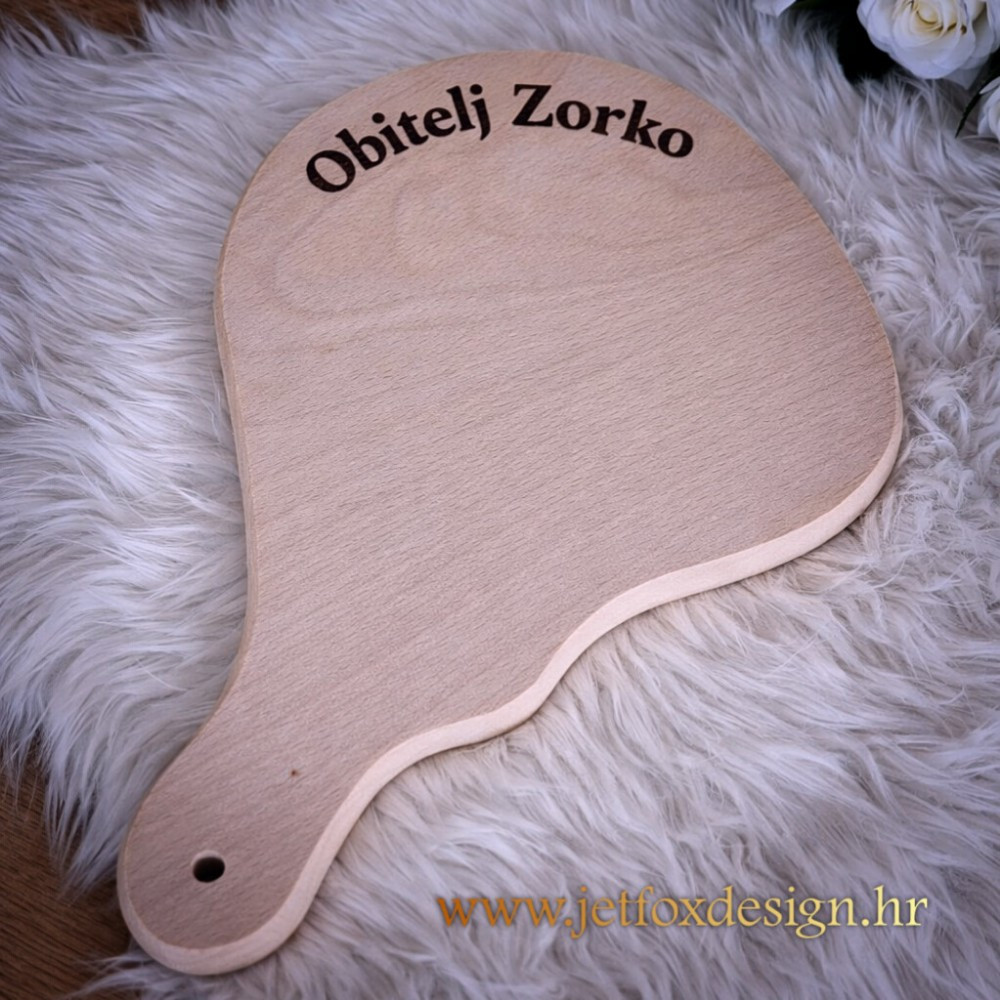 Što pokloniti za useljenje? Drvena daska s prezimenom obitelji, personalizirani poklon koji se koristi i ostaje uspomena