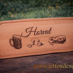 Daska za posluživanje s imenom Horvat i ilustracijama piva, sira i mesa – što pokloniti za rođendan ili useljenje?