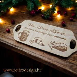 Personalizirana drvena daska za posluživanje vina, sireva i suhomesnatih proizvoda s graviranim natpisom, idealan poklon za ljubitelje gastronomije.