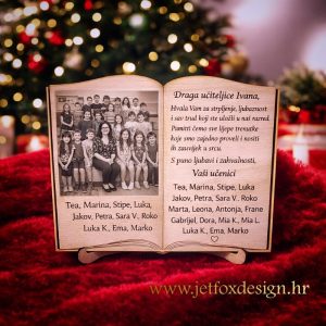 Drvena dekoracija u obliku knjige s fotografijom i personaliziranim tekstom za učiteljicu – što pokloniti učiteljici na kraju školske godine?