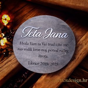 Drvena okrugla dekoracija s imenom i posvetom za učiteljicu – tražiš poklon koji ostaje trajna uspomena?