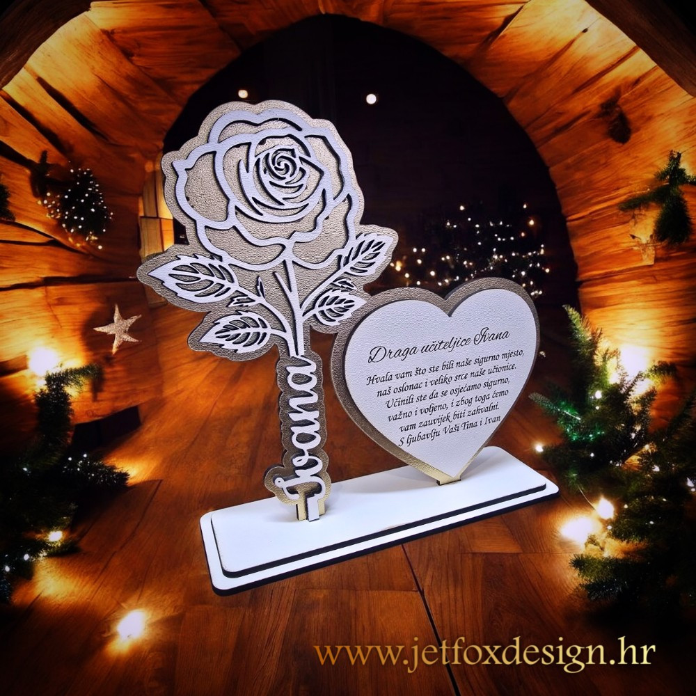 Elegantna dekorativna ruža od drveta s graviranim imenom i personaliziranom zahvalnicom za učiteljicu. Tražite originalan poklon za učiteljicu?