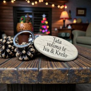 Drveni ovalni privjesak s personaliziranim imenom i tekstom, emotivan mali poklon s osobnom porukom.