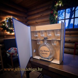 Unikatni registrator za piće s čašicama i bocom – što pokloniti kolegi ili majstoru za posebnu prigodu. Pijani registrator za piće u uredu