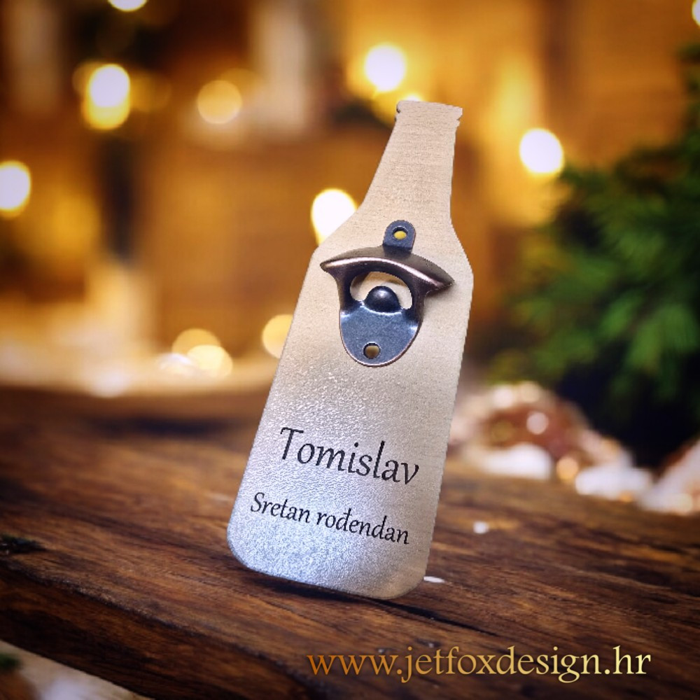 Zidni otvarač od drveta s ugraviranim imenom, posvetom i fotografijom – praktičan poklon za rođendane i opuštena druženja.