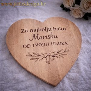 Što pokloniti baki? Drveno srce s posvetom “Za najbolju baku” i imenom, emotivan personalizirani poklon od unuka