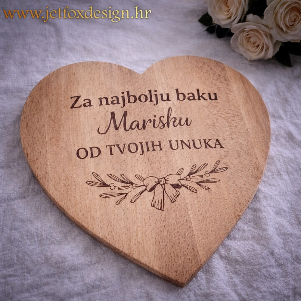 Što pokloniti baki? Drveno srce s posvetom “Za najbolju baku” i imenom, emotivan personalizirani poklon od unuka