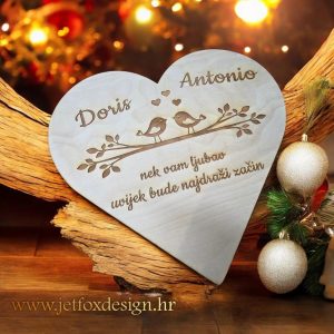 Personalizirano drveno srce s graviranim imenima, motivom zaljubljenih ptičica i ljubavnom posvetom, savršen poklon za parove.