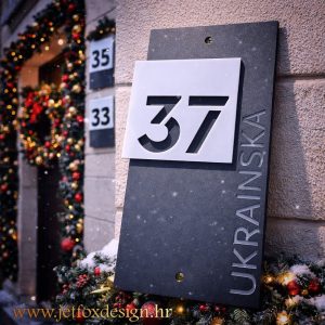 Duguljasti vertikalni dvoslojni akrilni kućni broj s jasno istaknutim brojem i nazivom ulice – tražite li elegantno rješenje za apartman?