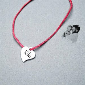 Elegantna satenska narukvica s visećim srebrnim privjeskom srce, nježan detalj za svaki dan.