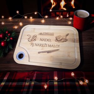 Personalizirana drvena daska za narezivanje s ilustracijama kulena i suhomesnatih proizvoda te imenom ili porukom – što pokloniti ljubitelju dobre hrane?
