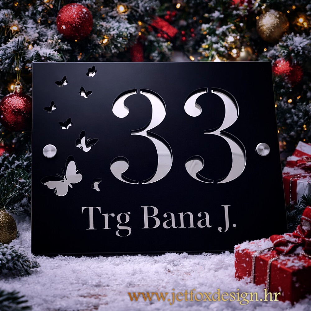 Personalizirani kućni broj s motivom leptira i dekorativnim detaljima – što pokloniti za kuću s toplim ugođajem?