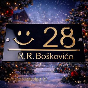 Kućni broj sa smajlić motivom i razigranim dizajnom – što pokloniti za useljenje u novi dom?