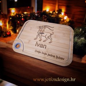 Personalizirana kuhinjska daska s motivom jarca i imenom – tražiš li poseban poklon za ljubitelja kuhanja?
