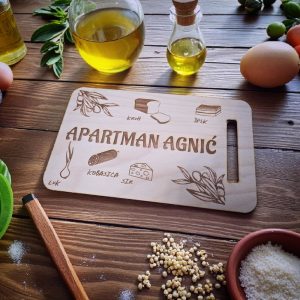 Kuhinjska daska za apartmane s motivima masline, kruha, sira i suhomesnatih proizvoda – tražite li praktičan i lijep detalj za apartman?