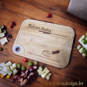Kuhinjska daska za posluživanje s graviranim motivom sira, kobasica i noža te personaliziranim imenom – tražiš li poseban poklon za ljubitelja kuhanja?