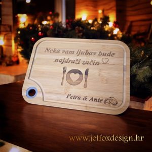 Personalizirana kuhinjska daska s natpisom Začin ljubavi i imenima – savršen poklon za parove, obitelj ili posebnu prigodu – tražite li poklon koji ima značenje?