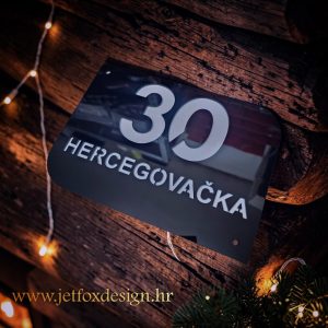 Luksuzni kućni broj s prezimenom izrađen od višeslojnog akrila za moderan izgled fasade. Što pokloniti za useljenje u novu kuću?